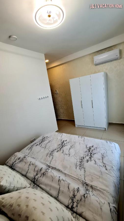 J&J Vacation Home@Novo8 Residence Kampong Tambak Exterior foto