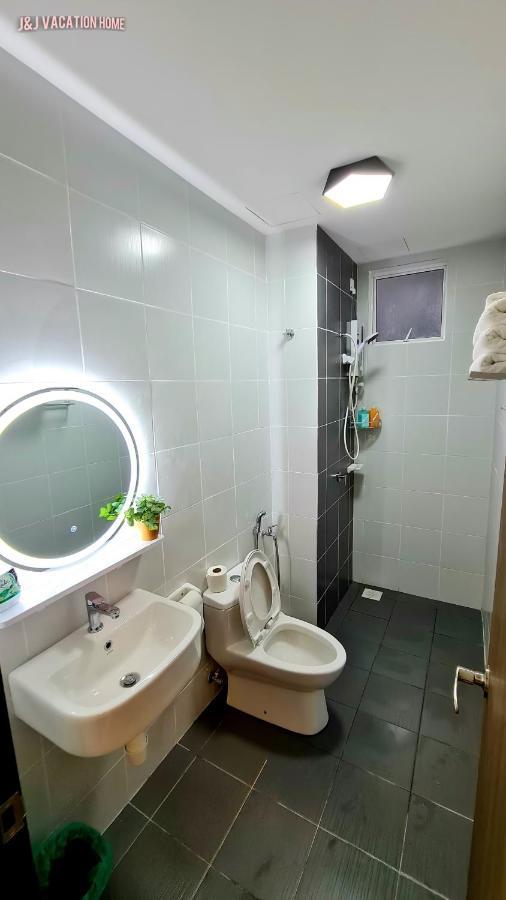 J&J Vacation Home@Novo8 Residence Kampong Tambak Exterior foto